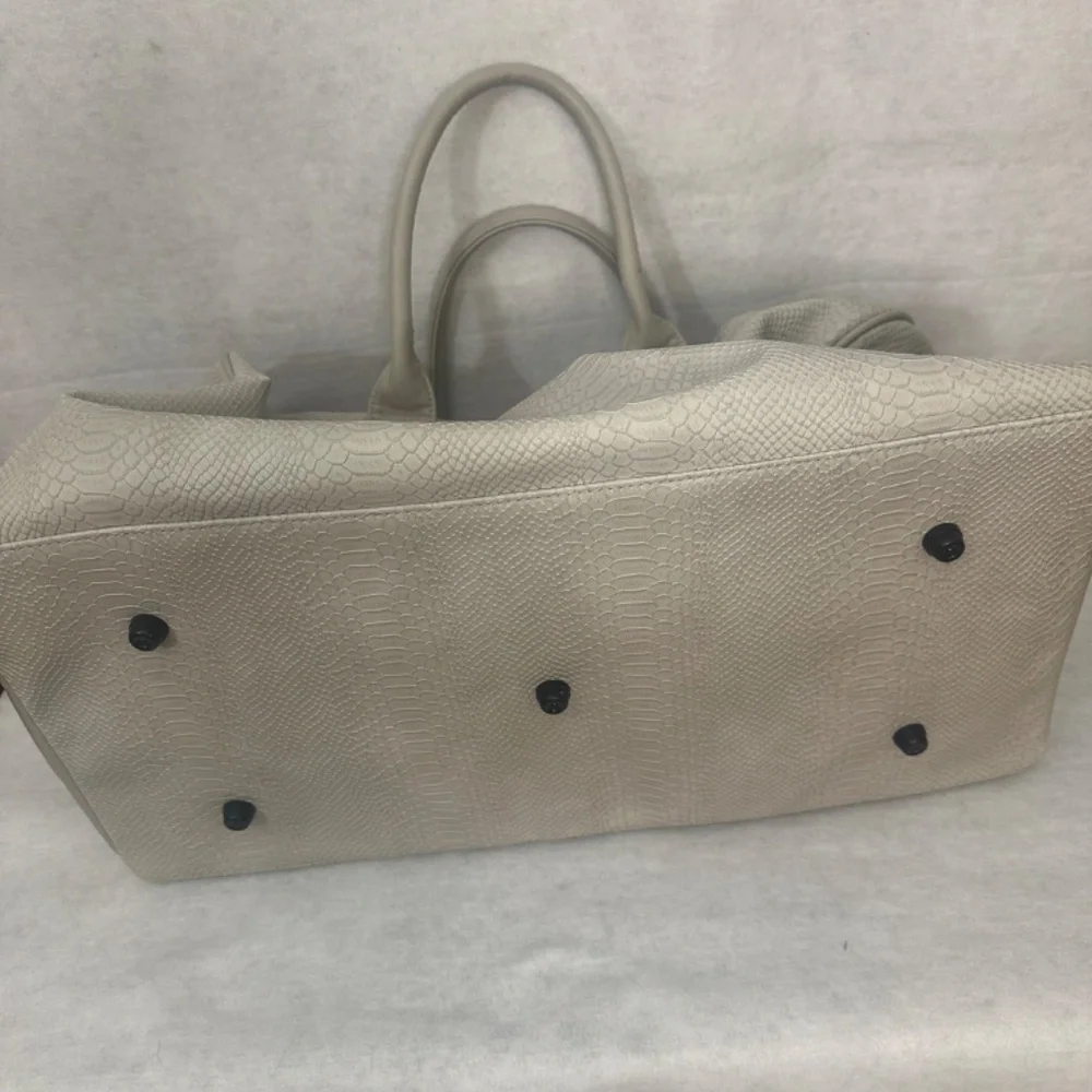 Tote N Carry Faux Crocodile Weekender Bag New with tags 22 x 13 x 12" RARE - Picture 4 of 4